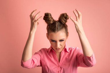 Huysuz ve kızgın bir kızın portresi. Bun saç stili olan genç bayan. Neler oluyor?