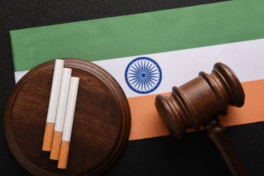 Hindistan bayrağı, sigaralar ve Yargıç Tokmak. Hindistan 'da sigara satışı. Tütün yasası. Tütün kontrol eylemi