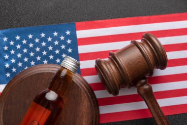 Kanun çekici, alkol ve Amerikan bayrağı. Amerika Birleşik Devletleri 'nde alkolle ilgili yasal sorunlar var. Alkol ve suç kavramı