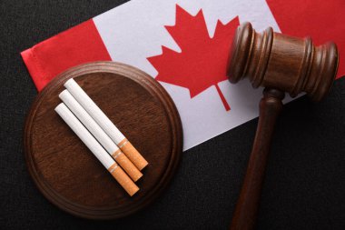 Kanada bayrağı, sigaralar ve Yargıç Tokmak. Yasadışı tütün ürünleri satışı. Kanada 'da tütün yasası