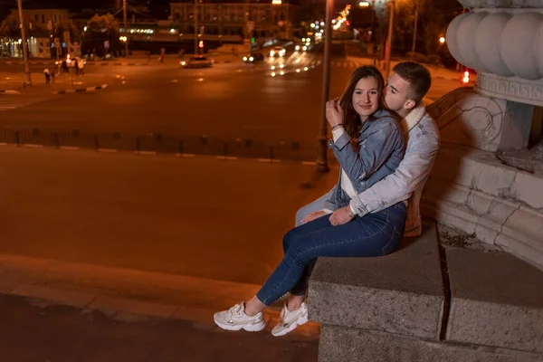 Casal Jovem Abraços Amor Sentado Telhado Sobre Fundo Cidade Noite — Fotografia de Stock
