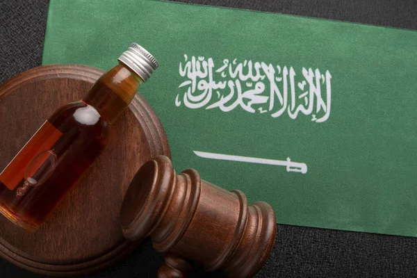 ウイスキーや他のアルコールとボトルと裁判官はサウジアラビアの旗に砂利 酒と犯罪の概念 — ストック写真
