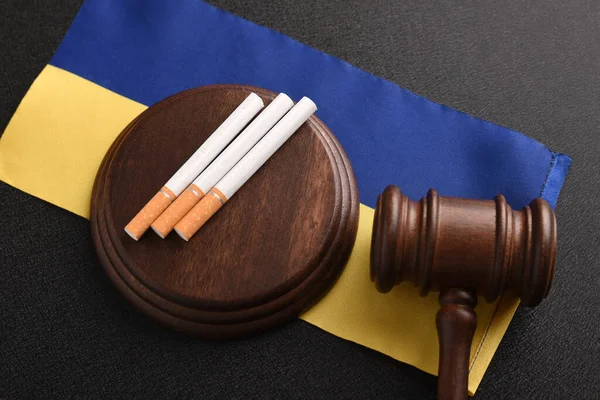 Cigarety Dřevěná Soudcovská Kladívka Vlajka Ukrajiny Pašování Cigaret Ukrajině Tabákové — Stock fotografie