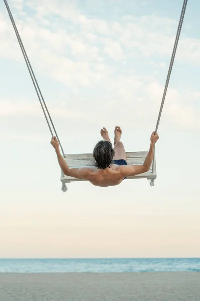 Молодий Хлопець Мотузці Гойдається Пляжі Морському Фоні Вертикальна Рамка Відпочинь — стокове фото