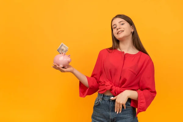 Щаслива Дівчина Підліток Тримає Рожевий Скарбничка Грошима Руках Концепція Фінансової — стокове фото