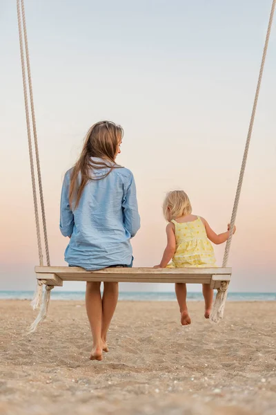 Madre Charlando Con Una Niña Columpio Ver Impresionante Puesta Sol — Foto de Stock