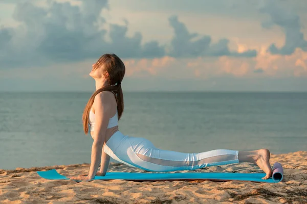 Jonge Vrouw Beoefent Yoga Bij Zonsopgang Aan Kust Yogini Meisje — Stockfoto