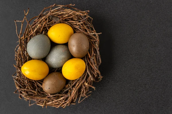 Los Huevos Pascua Color Amarillo Azulado Marrón Anidan Mesa Negra —  Fotos de Stock