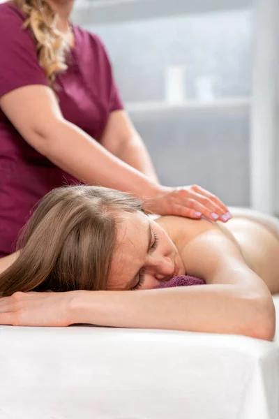 Jeune Belle Femme Avec Massage Centre Spa Thérapeute Féminine Massant — Photo