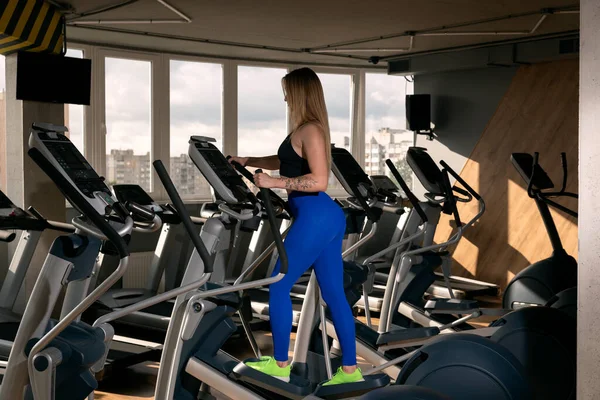 Fitness Modell Tränar Elliptisk Tränare Modernt Gym Ung Kvinna Engagerad — Stockfoto