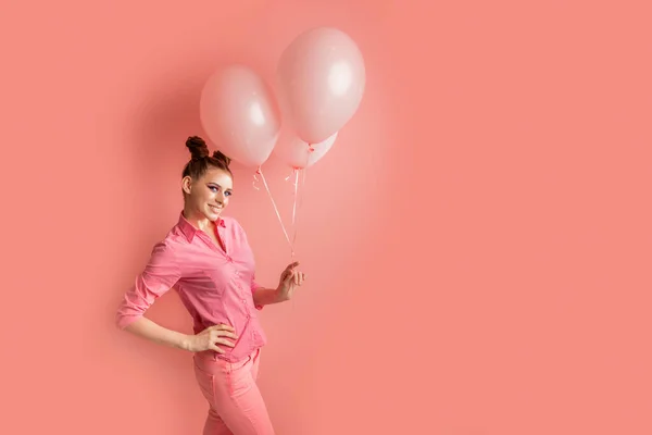 Mulher Ruiva Alegre Vestida Camisa Rosa Posa Com Bando Balões — Fotografia de Stock