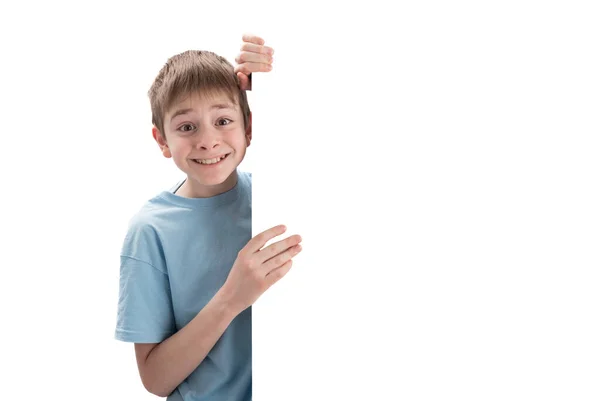 Vrolijke Knappe Jongen Poserend Met Leeg Wit Bord Glimlachend Naar — Stockfoto