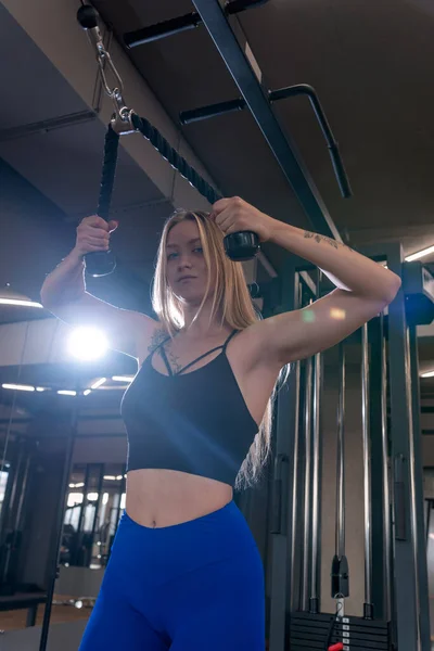 Porträtt Ung Kvinna Gymmet Fitness Och Bodybuilding Träningsprocess Kabelmaskin — Stockfoto