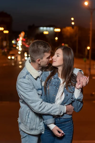 Jovem Lindo Casal Abraçando Fundo Cidade Noite Quadro Vertical — Fotografia de Stock