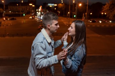 Adam nazikçe sarılıyor ve kız arkadaşıyla dans ediyor..