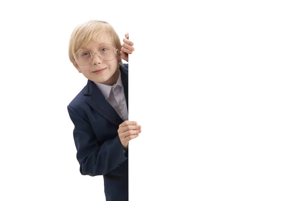 一个有着白色空白背景的金发小男孩的画像 一个戴眼镜 穿着校服的男孩从船尾探出头来 被隔离了 — 图库照片