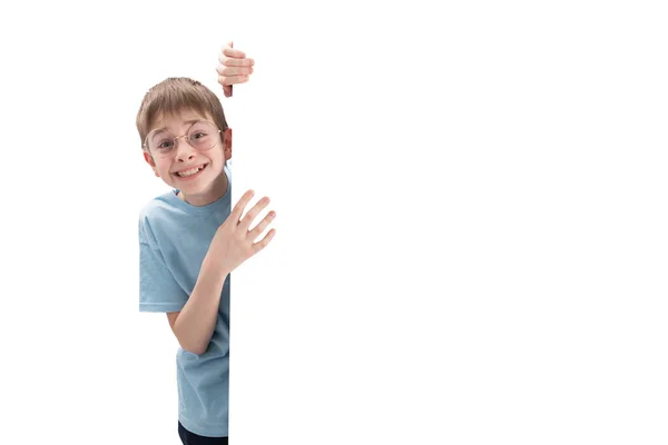 Glad Leende Preteen Pojke Kikar Från Bakom Whiteboard Med Ett — Stockfoto