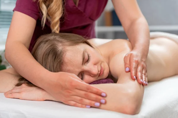 Terapista Femminile Massaggiare Spalle Durante Trattamento Termale Bella Ragazza Con — Foto Stock