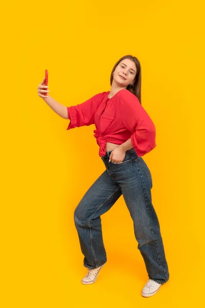 Genç Elbiseli Genç Kız Telefonunu Tutuyor Selfie Çekiyor Parlak Sarı — Stok fotoğraf