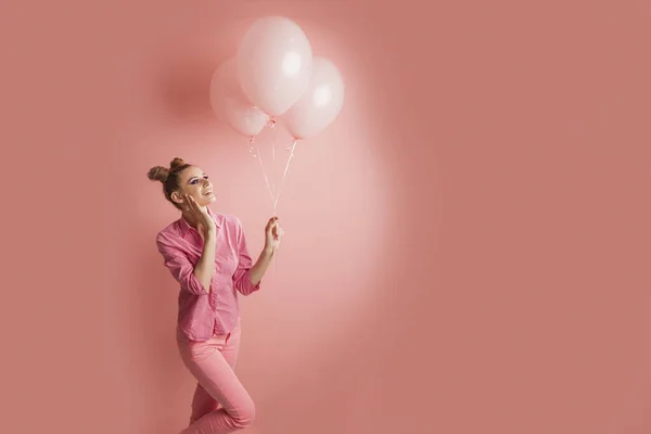 Menina Feliz Alegre Roupa Rosa Penteado Coque Prende Balões Infláveis — Fotografia de Stock