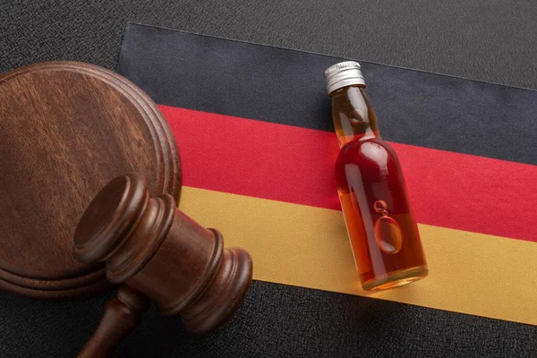 Láhev Alkoholu Kladívko Soudce Vlajce Německa Koncept Žaloby Alkohol Právo — Stock fotografie