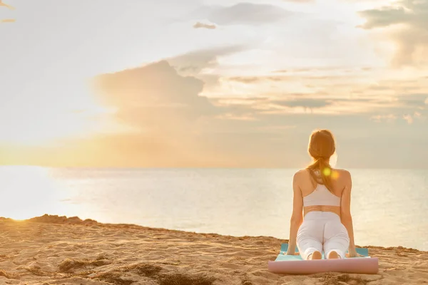 Smal Tjej Som Yogar Vid Solnedgången Sandstranden Öva Yoga Stranden — Stockfoto