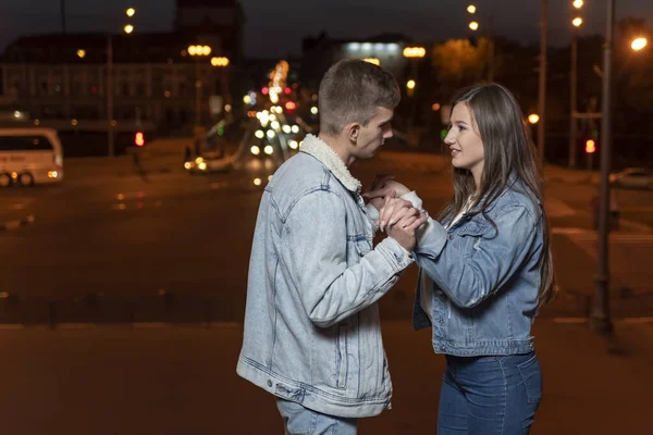 Jovem Casal Apaixonado Dançando Fundo Cidade Noite — Fotografia de Stock