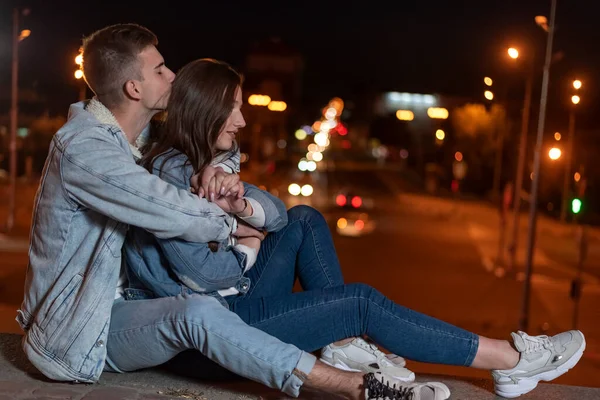Jovem Casal Caucasiano Está Sentado Pavimento Abraçando Uns Aos Outros — Fotografia de Stock