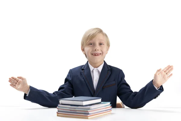 Schoolboy Senta Mesa Com Pilha Cadernos Livros Joga Mãos Para — Fotografia de Stock