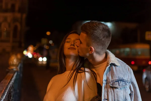Τύπος Αγκαλιάζει Και Φιλάει Την Κοπέλα Του Στο Απογευματινό Σκηνικό — Φωτογραφία Αρχείου