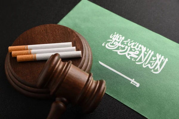 Контроль Над Тютюном Заборона Тютюнових Виробів Цигарки Суддею Прапорі Саудівської — стокове фото
