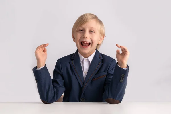 Fidget Jongen Blond Jongetje Schooluniform Loopt Rond Lacht Portret Van — Stockfoto