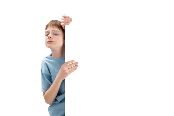 안경을 학생이 공간을 포스터에 광고하는아이 배경에 고립됨 — 스톡 사진