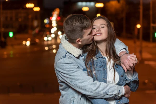 Guy Jemně Objímá Líbá Svou Přítelkyni Pozadí Večerního Města Romantické — Stock fotografie