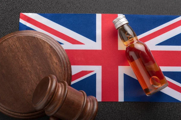 Ένα Μπουκάλι Αλκοόλ Και Δικαστής Γκάβελ Σημαία Της Μεγάλης Βρετανίας — Φωτογραφία Αρχείου
