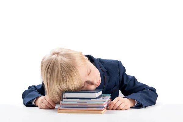 Sıkılmış Yorgun Sarışın Çocuk Kafasını Ders Kitaplarına Defterlere Koydu Uyudu — Stok fotoğraf