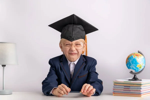 Enfant Garçon Uniforme Scolaire Chapeau Étudiant Faisant Drôle Visage Portrait — Photo