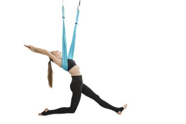 Genç çekici yogi kadın hamakla yoga yapıyor. Esneklik ve esneklik. Beyaz arkaplanda izole