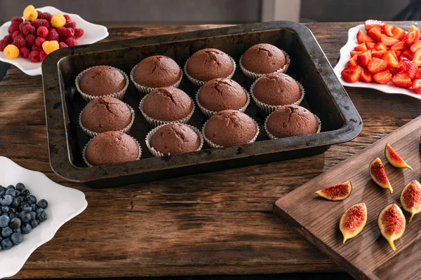 Homemade Chocolate Cupcakes Seasonal Berries Decor Process Making Muffins Fruit —  Fotos de Stock