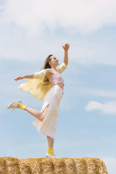 Portrait Young Attractive Dancing Woman Top Haystack Blue Sky Background — Fotografia de Stock