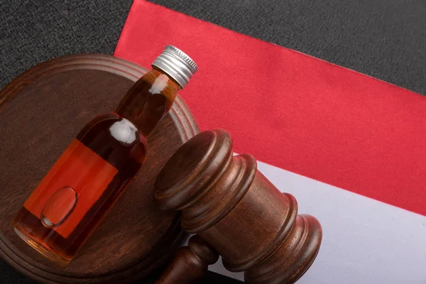 Alcohol Bottle Wooden Gavel Indonesia Flag Background Concept Alcohol Conflicts — стоковое фото