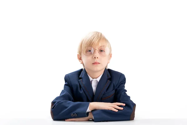 Portret Van Een Blonde Schooljongen Een Witte Achtergrond Basisschoolstudent Draagt — Stockfoto