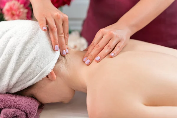 Masseur Fait Massage Cou Femme Profitant Massage Relaxant Dos Dans — Photo