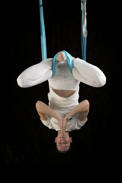 Female Fly Yoga Instructor Hangs Hammock Lotus Position Upside Aerial — Stock Photo, Image