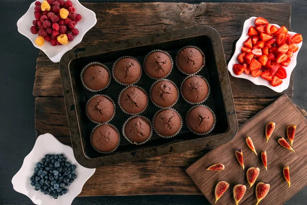 Top View Homemade Chocolate Cupcakes Baking Sheet Seasonal Berries Decor —  Fotos de Stock