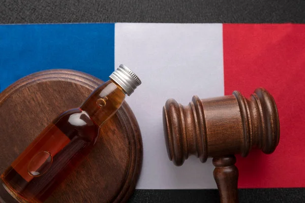 Алкогольное Законодательство Франции Бутылка Алкоголя Деревянный Молоток Символ Закона Фоне — стоковое фото