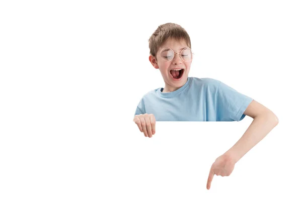 Lachende Gelukkige Tienerjongen Wijst Met Zijn Vinger Naar Lege Ruimte — Stockfoto