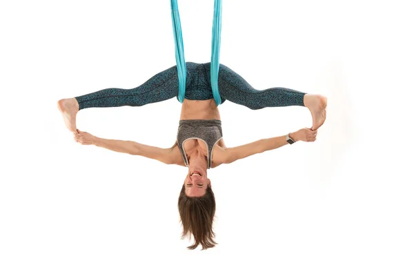 Joven Feliz Está Practicando Yoga Con Mosca Sobre Fondo Blanco — Foto de Stock