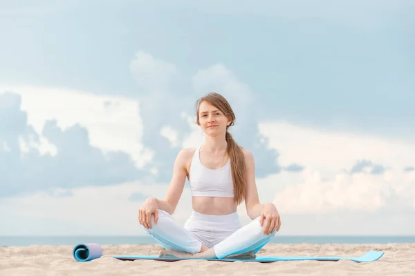 Portrait Young Caucasian Woman Sitting Yoga Mat Sea Background Practice — Stockfoto