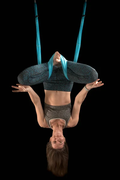 Vacker Rolig Ung Kvinna Yogainstruktör Praktiserar Flyga Yoga Svart Bakgrund — Stockfoto